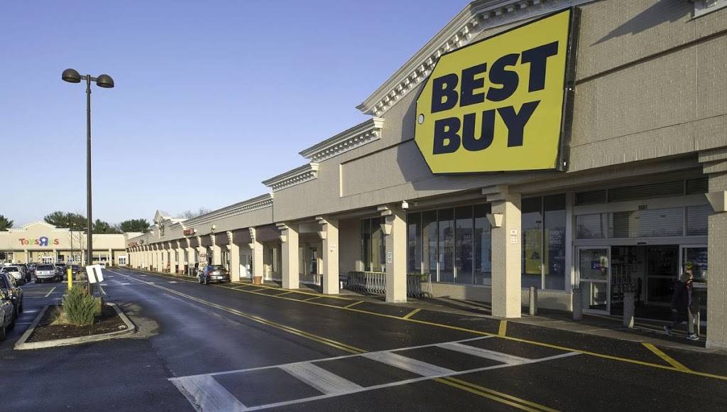 Corbins Corner | shopping mall | 1445 New Britain Ave, West Hartford, CT 06110, USA | 2036355560 OR +1 203-635-5560