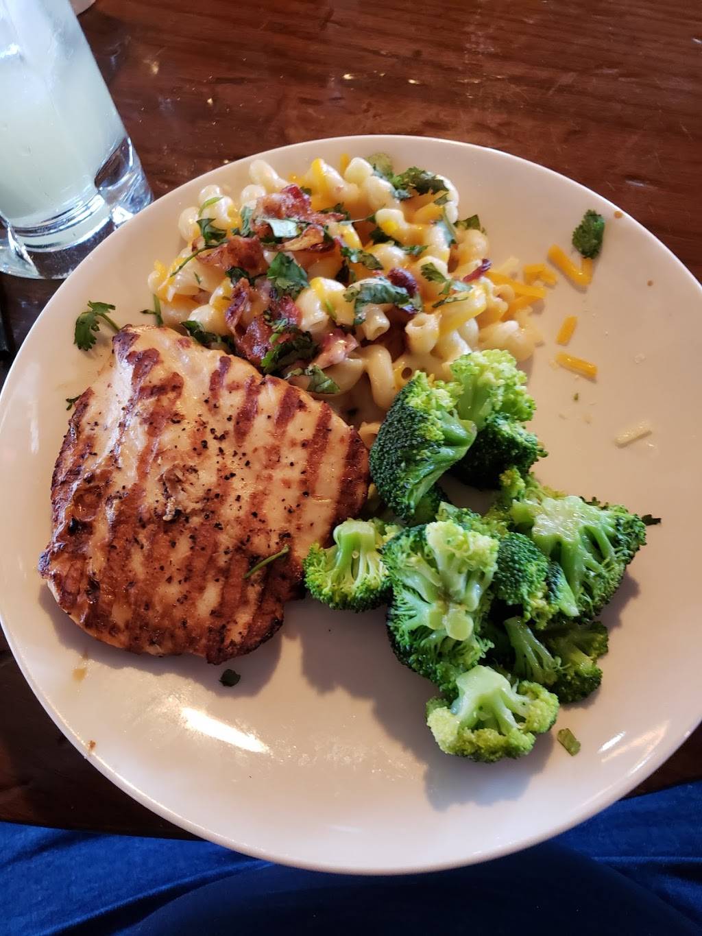 Applebees Grill + Bar | restaurant | 2875 S 9th St, Salina, KS 67401, USA | 7858278385 OR +1 785-827-8385