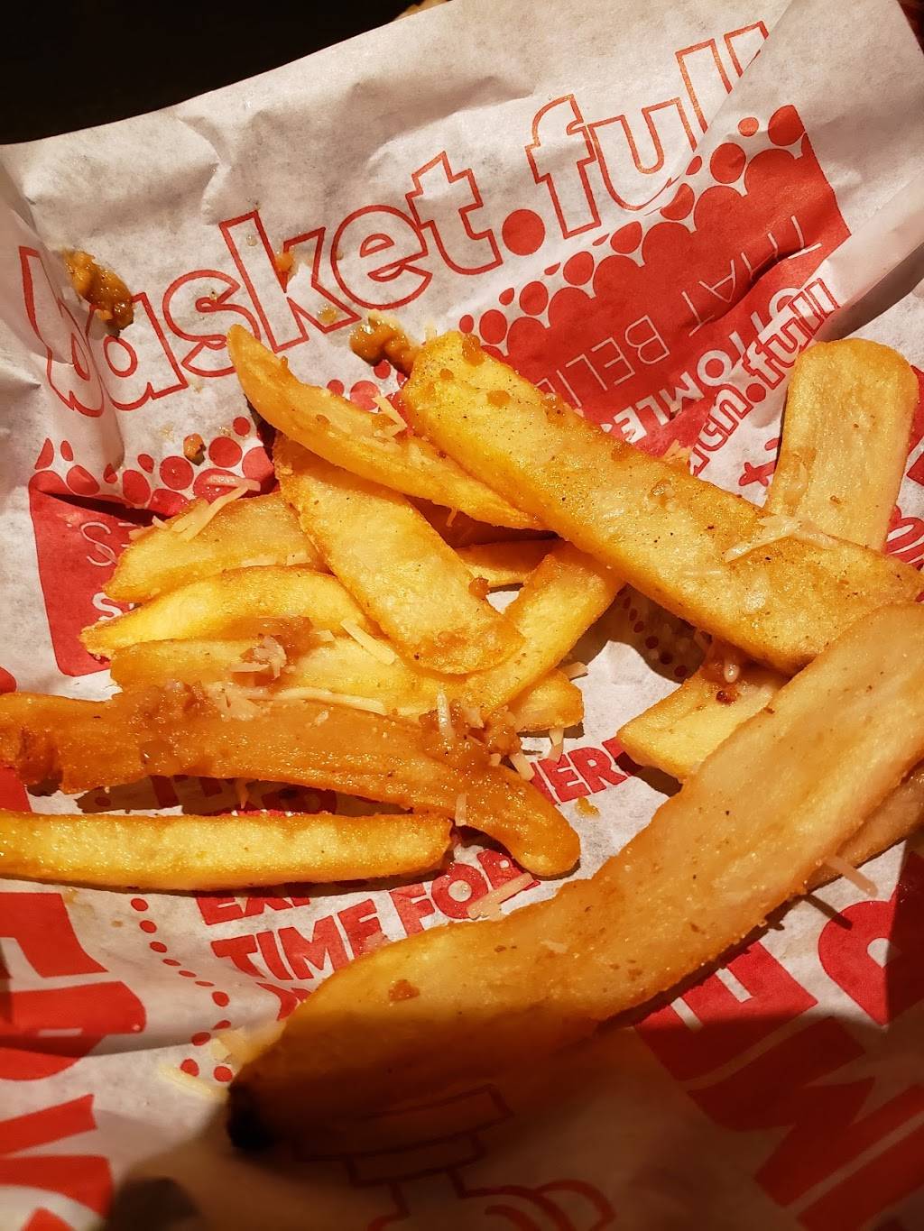 Red Robin Gourmet Burgers and Brews | restaurant | 18029 Garden Way NE, Woodinville, WA 98072, USA | 4254886300 OR +1 425-488-6300