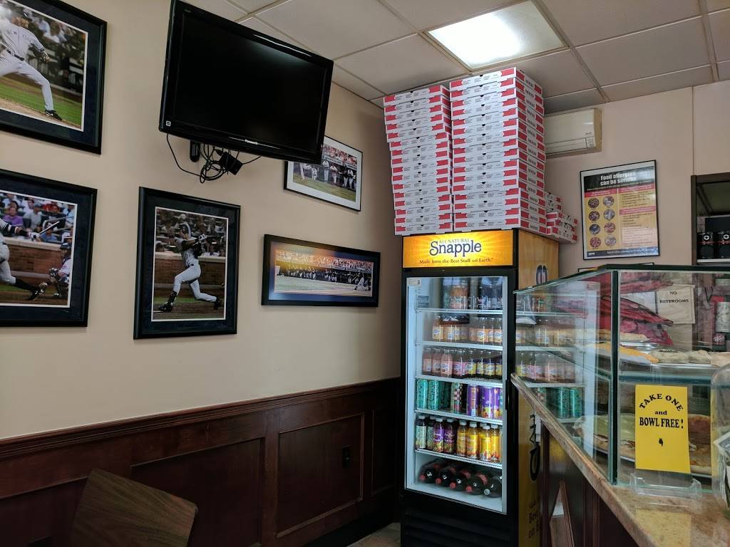 Vinnys Pizzeria & Lnchntt | restaurant | 19901 32nd Ave, Flushing, NY 11358, USA | 7183528447 OR +1 718-352-8447