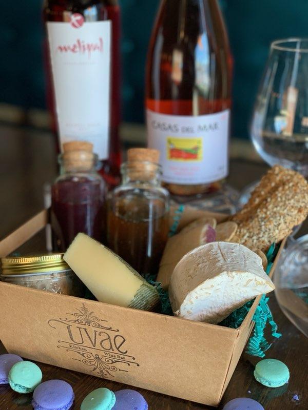 Uvae Kitchen and Wine Bar | restaurant | 5553 N Clark St, Chicago, IL 60640, USA | 7736541432 OR +1 773-654-1432