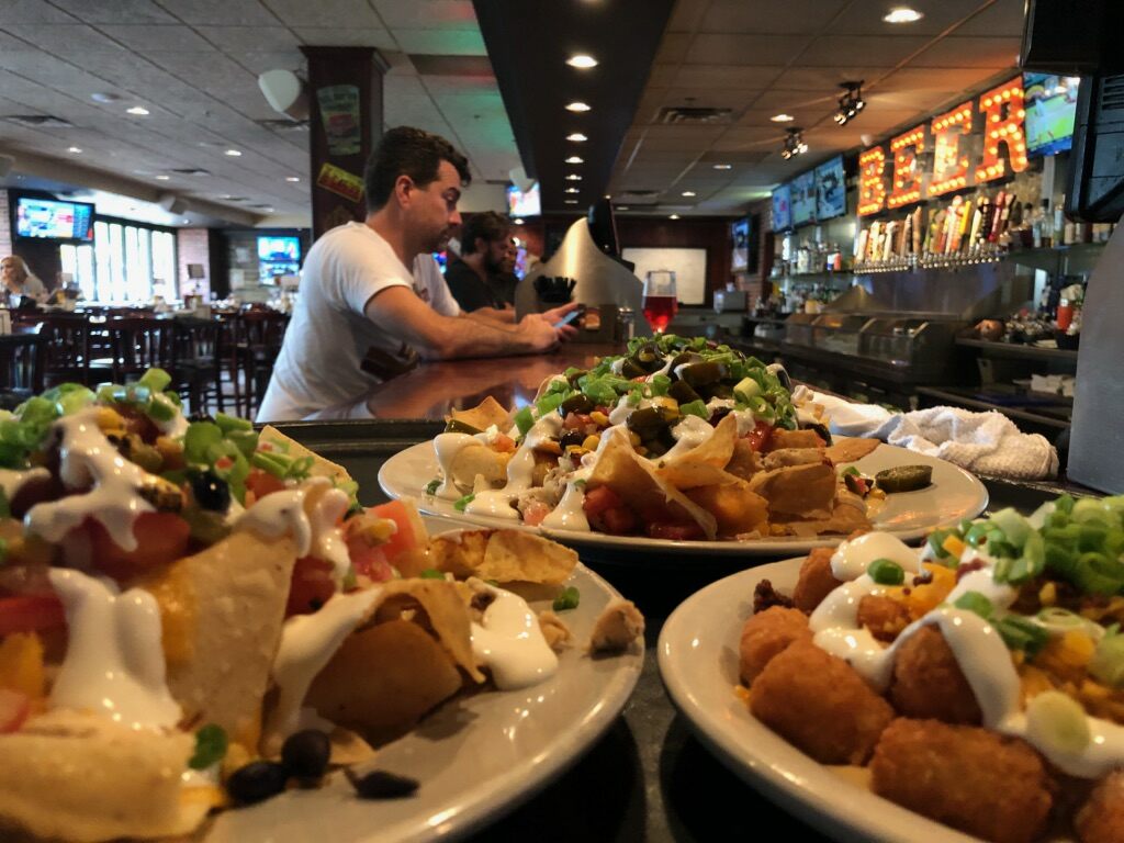 Uptown Tavern & Rooftop | restaurant | 1400 Lagoon Ave, Minneapolis, MN 55408, USA | 6128243333 OR +1 612-824-3333