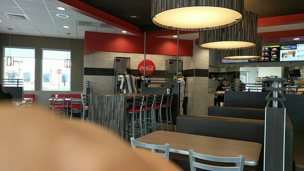 Hardees | restaurant | 2101 N Rock Rd, Derby, KS 67037, USA | 3165583744 OR +1 316-558-3744