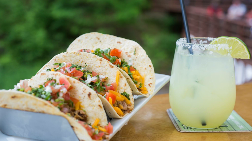 Ravina Bay Bar & Grill | restaurant | 231 E Durkee St, Wisconsin Dells, WI 53965, USA | 6086782226 OR +1 608-678-2226