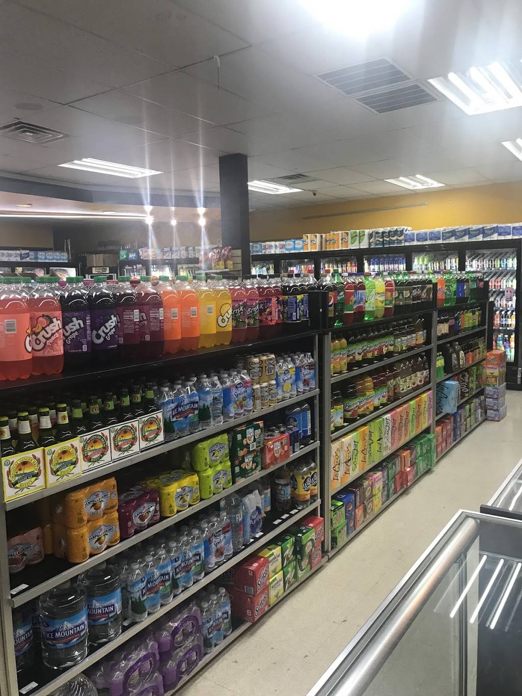 In & Out | restaurant | 701 W Wisconsin Ave, Milwaukee, WI 53233, USA | 4142209466 OR +1 414-220-9466