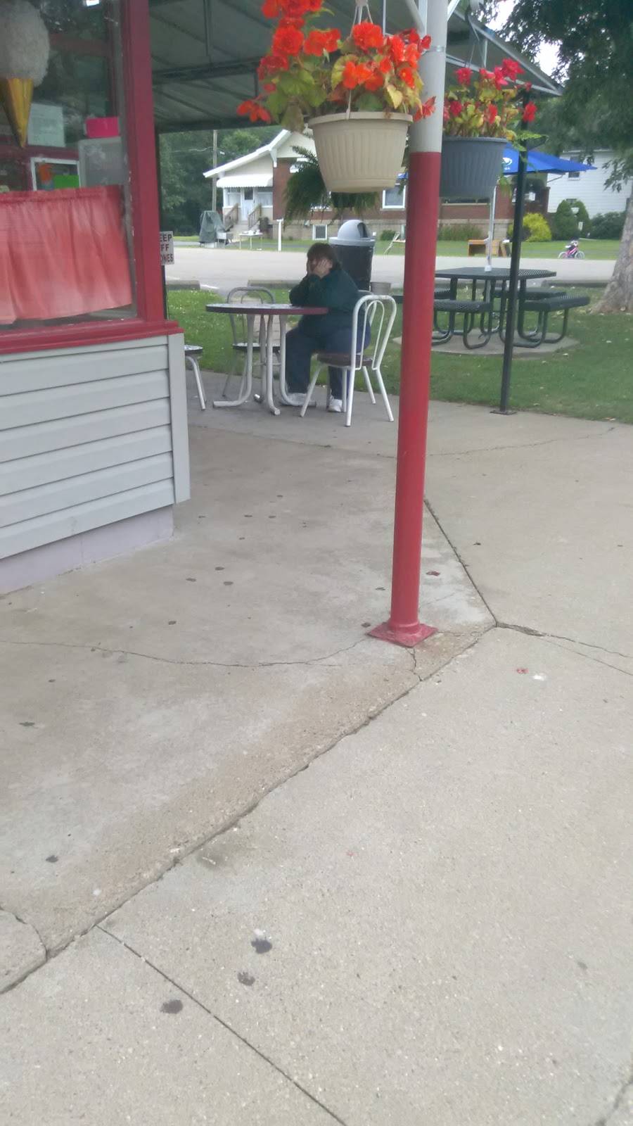 Dari Hut | restaurant | 408 E Main St, West Lafayette, OH 43845, USA | 7405457579 OR +1 740-545-7579