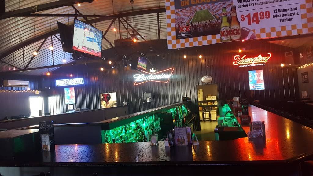 Louis Bar & Grill | restaurant | 1018 S College St, Winchester, TN 37398, USA | 9313135556 OR +1 931-313-5556