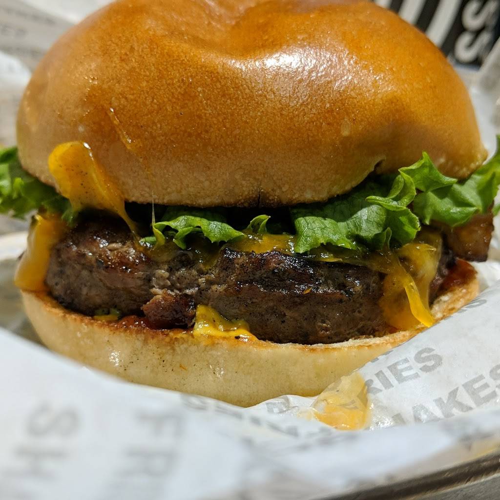 South St. Burger | restaurant | 421 Bryne Dr, Barrie, ON L4N 6C8, Canada | 7057970835 OR +1 705-797-0835