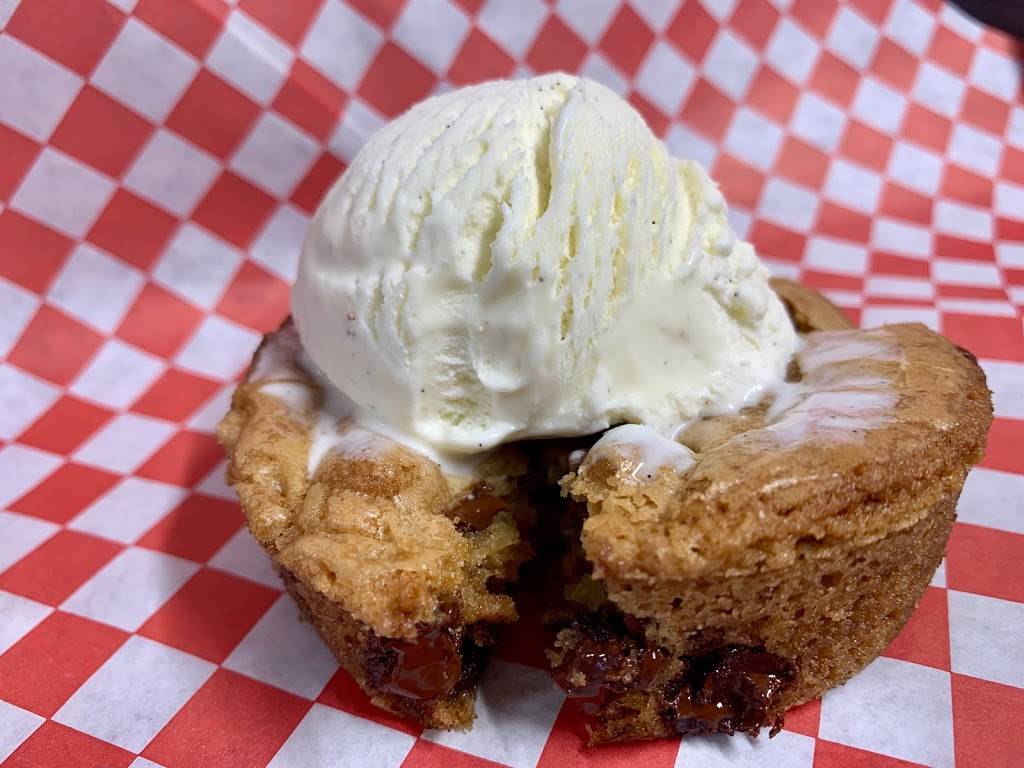 Hound Dog BBQ | restaurant | 1320 SE Water Ave, Portland, OR 97214, USA | 5035932828 OR +1 503-593-2828