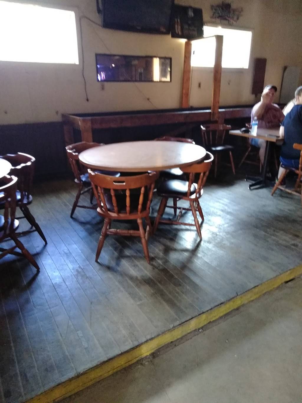 John & Helens Tavern | restaurant | 28897 US-30, Kensington, OH 44427, USA | 3302231918 OR +1 330-223-1918