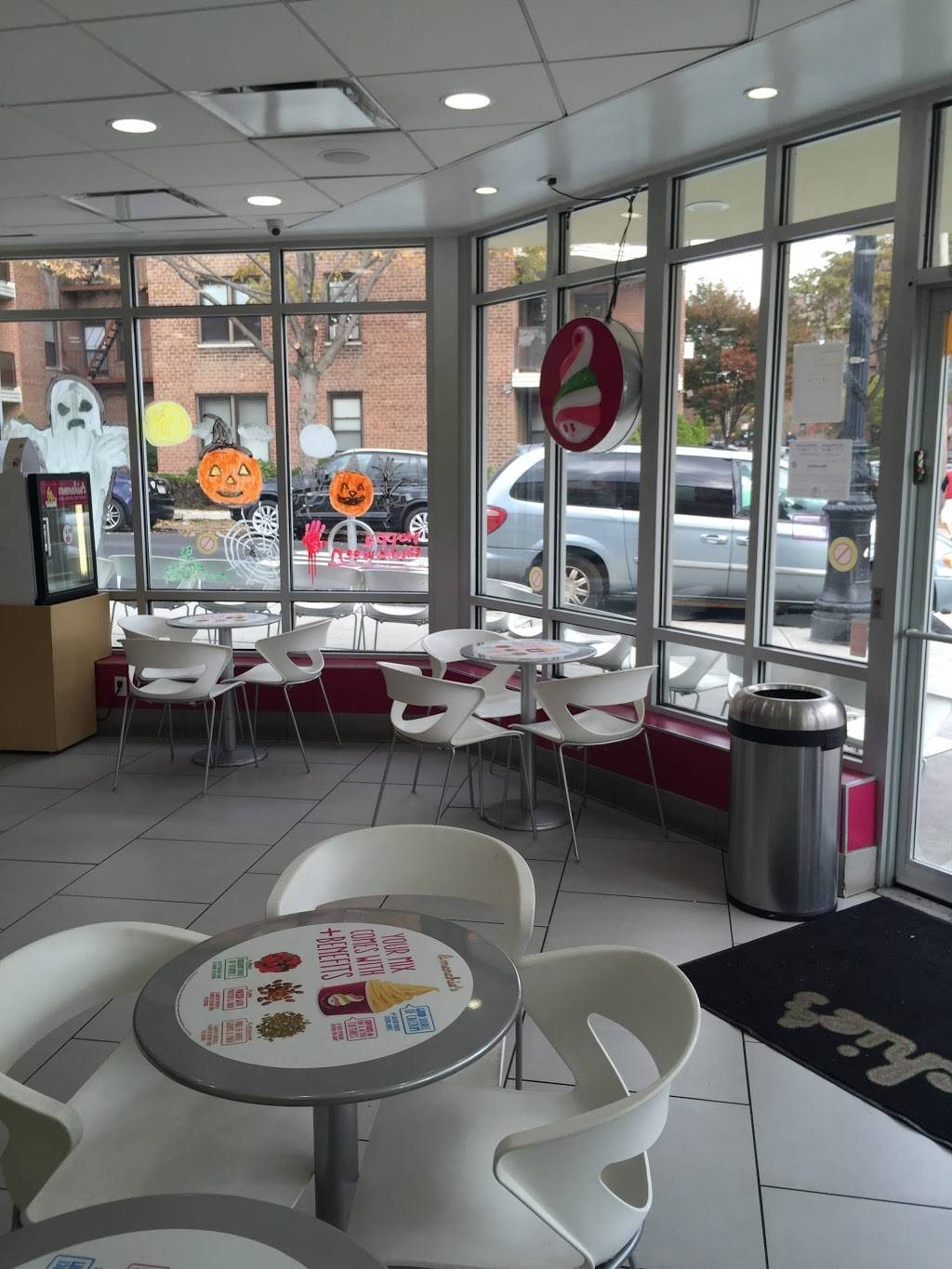 Menchies Frozen Yogurt | bakery | 3555 Johnson Ave, Bronx, NY 10463, USA | 7184322580 OR +1 718-432-2580