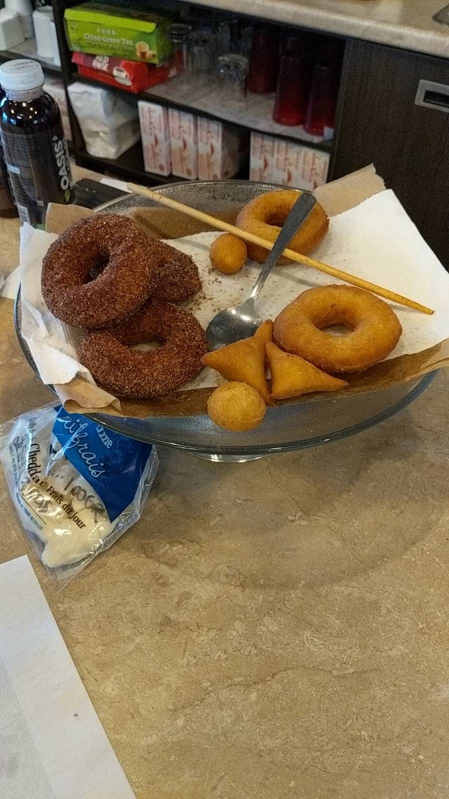 Le Sous-Marin | restaurant | 204 Rue Jacques-Cartier S, Saint-Jean-sur-Richelieu, QC J3B 4J2, Canada | 4503467496 OR +1 450-346-7496