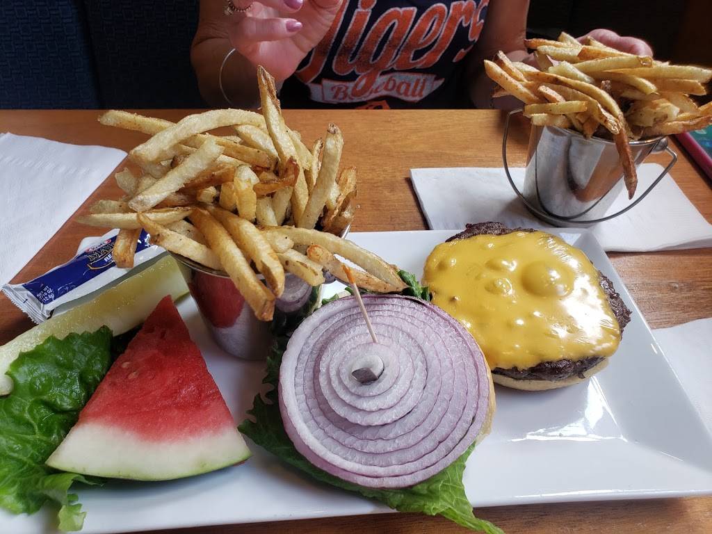 Elwood Bar & Grill | restaurant | 300 E Adams Ave, Detroit, MI 48226, USA | 3139622337 OR +1 313-962-2337