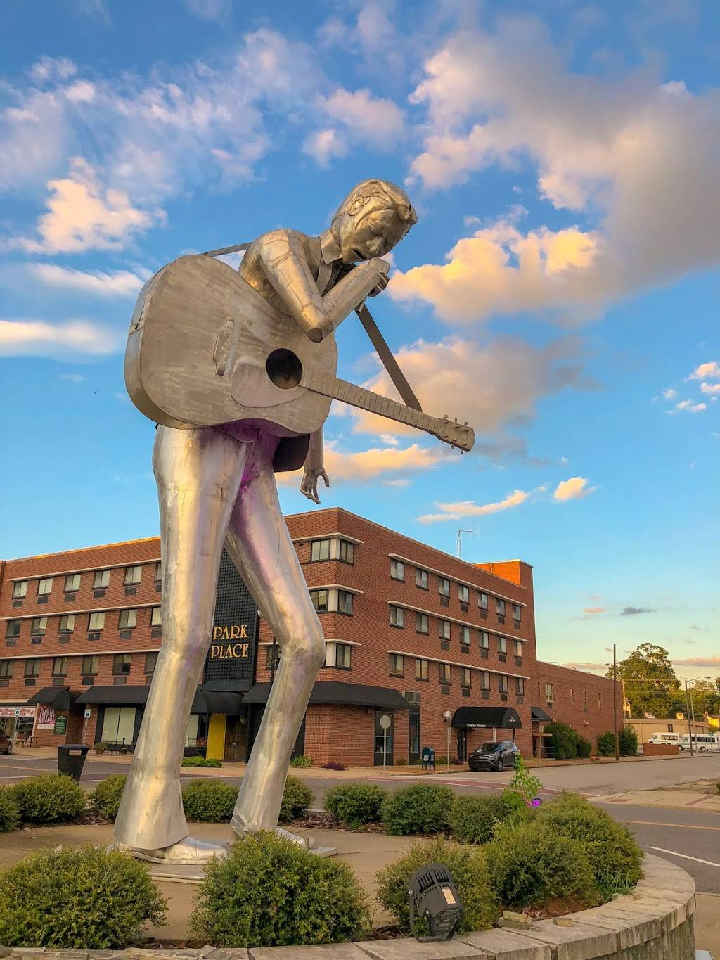 Rhoda Ps Restaurant & Catering | restaurant | 500 N Montgomery Ave, Sheffield, AL 35660, USA | 2569785179 OR +1 256-978-5179