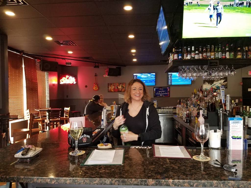 Strings Bar & Grill | restaurant | 183 George Waterman Rd, Johnston, RI 02919, USA | 4012339300 OR +1 401-233-9300