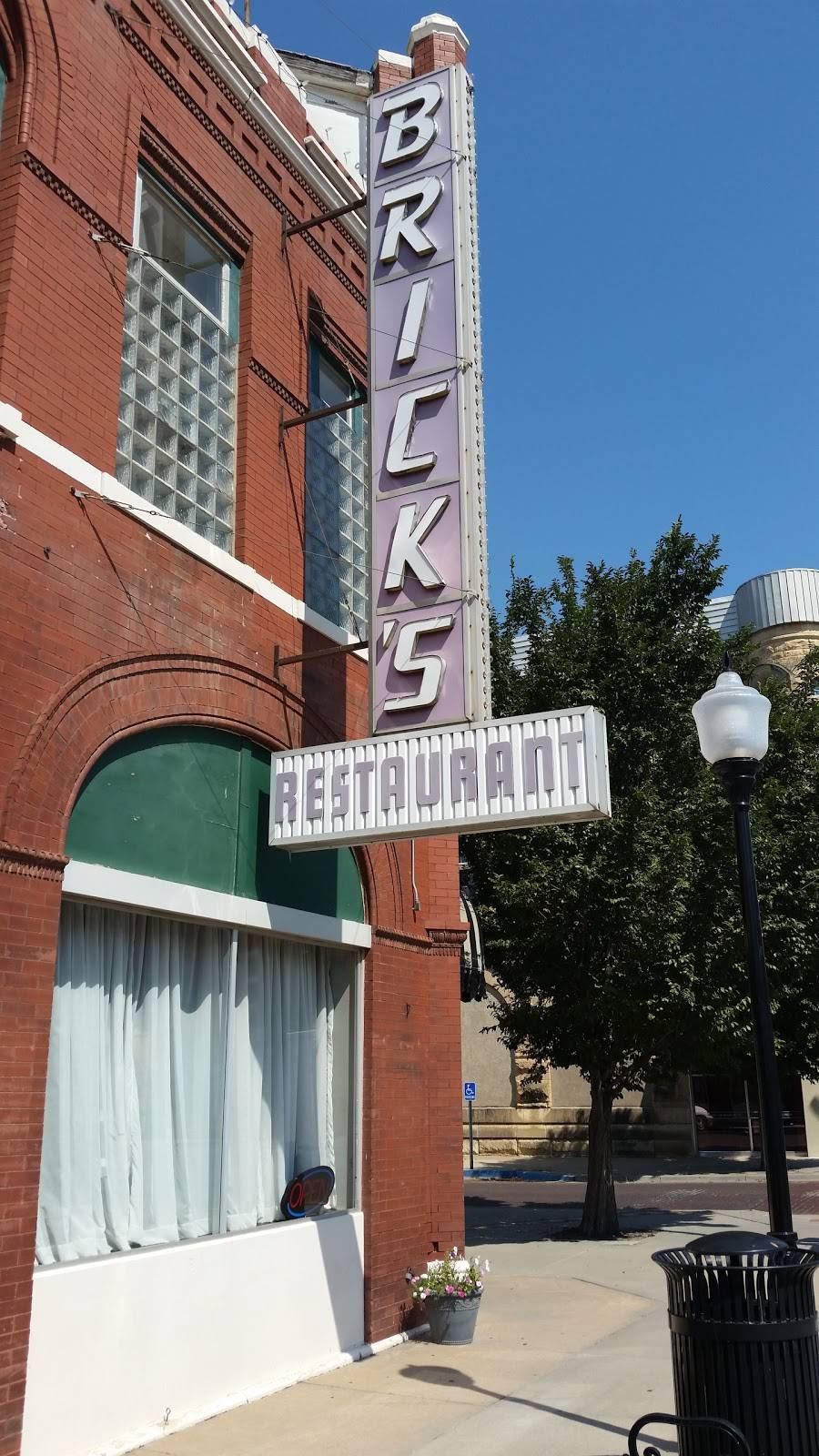 Bricks Restaurant | restaurant | 301 S Summit St, Arkansas City, KS 67005, USA | 6204425390 OR +1 620-442-5390