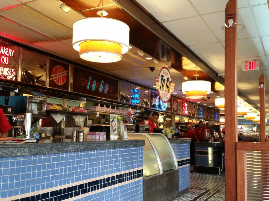 Silver Diner- Clarendon | restaurant | 3200 Wilson Blvd, Arlington, VA 22201, USA | 7038128600 OR +1 703-812-8600
