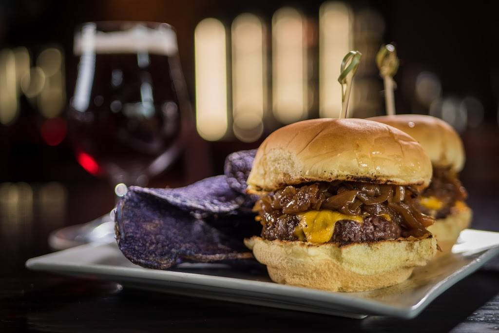 Sedona Taphouse | restaurant | 515 West Ave, Norwalk, CT 06850, USA | 2032991800 OR +1 203-299-1800