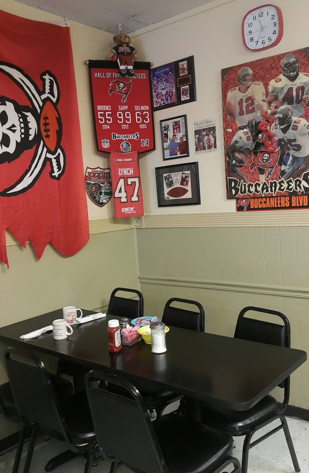 Suzie Qs Diner | restaurant | 9124 Seminole Blvd, Seminole, FL 33772, USA | 7273932906 OR +1 727-393-2906