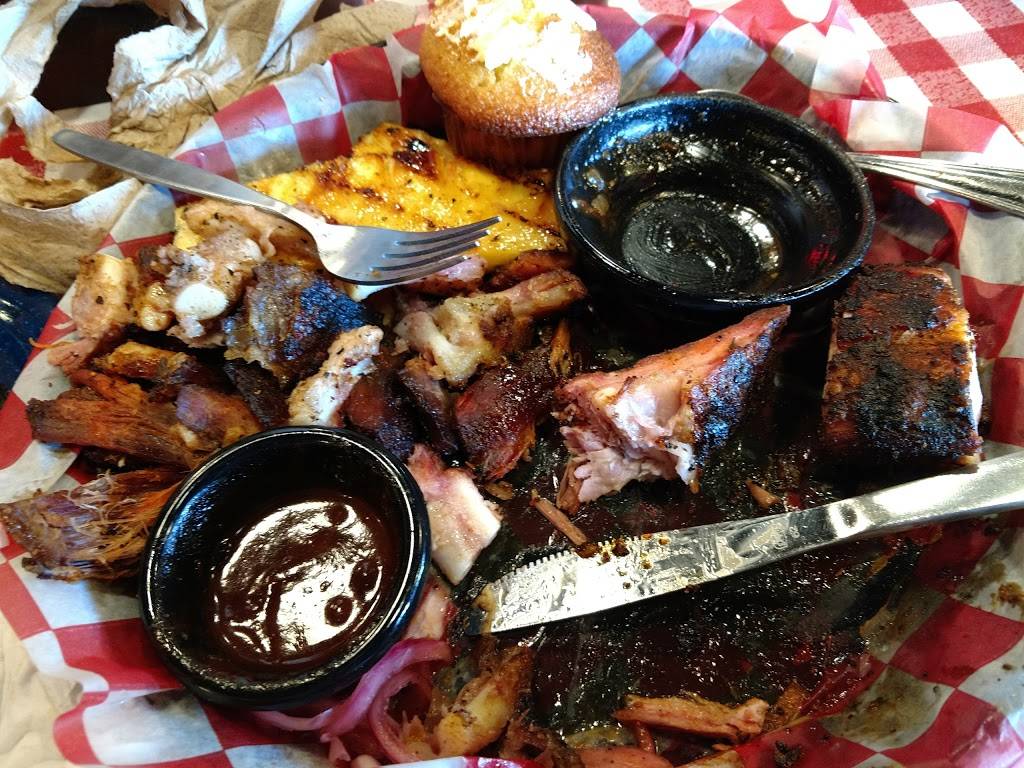 Famous Daves Bar-B-Que | meal takeaway | 2911 Mall Dr, Eau Claire, WI 54701, USA | 7158352227 OR +1 715-835-2227