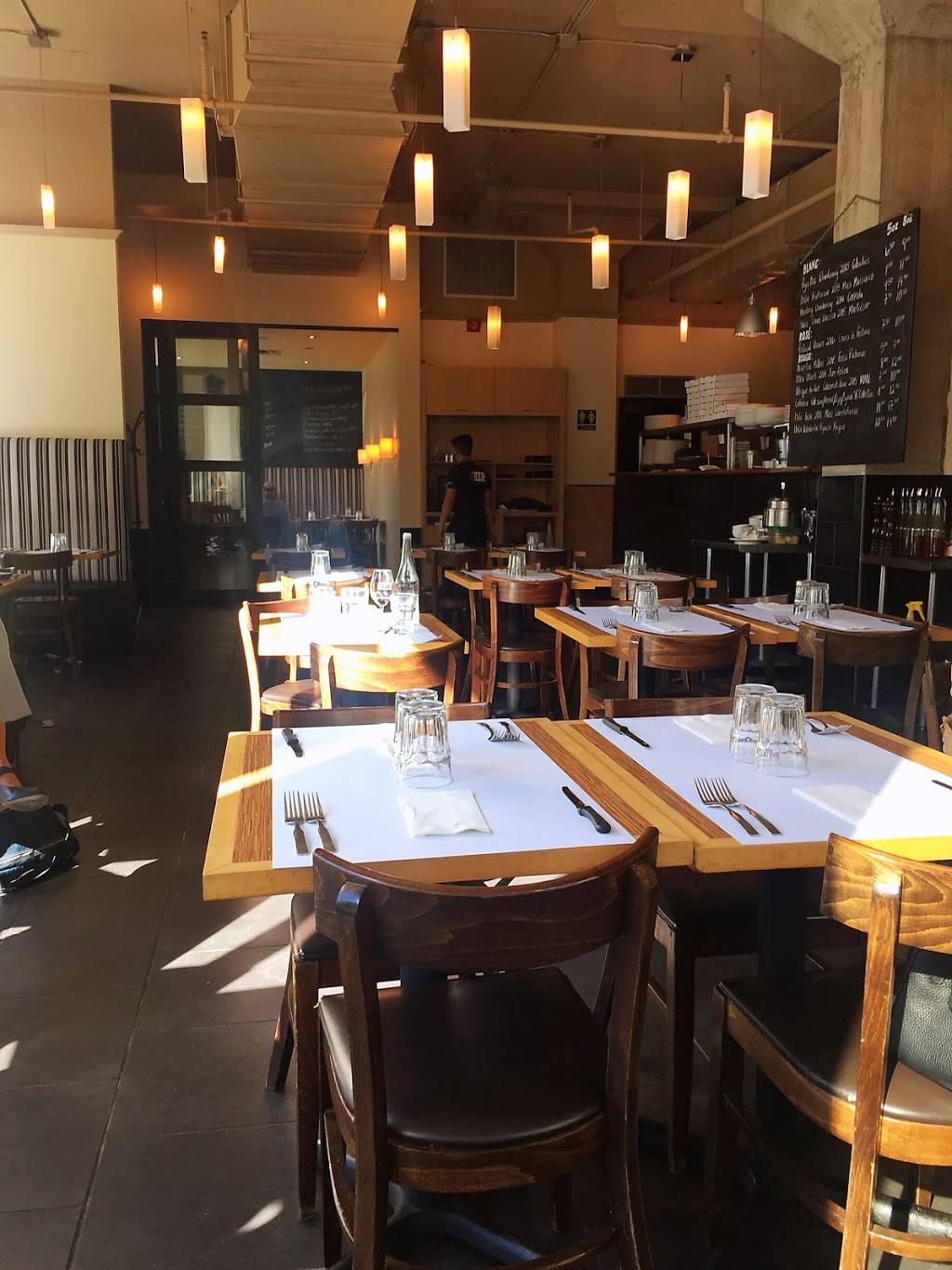 Chez Carl | restaurant | 3000 Boulevard René Lévesque, Verdun, QC H3E 1T9, Canada | 5143629798 OR +1 514-362-9798