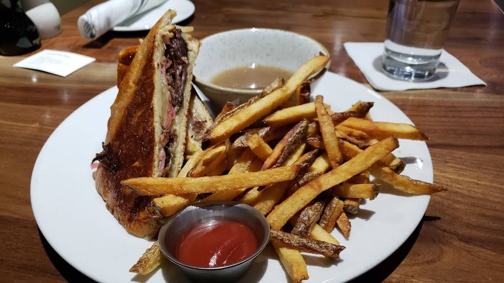 Burtons Grill & Bar | restaurant | 21434 Epicerie Plaza, Sterling, VA 20164, USA | 5716655700 OR +1 571-665-5700