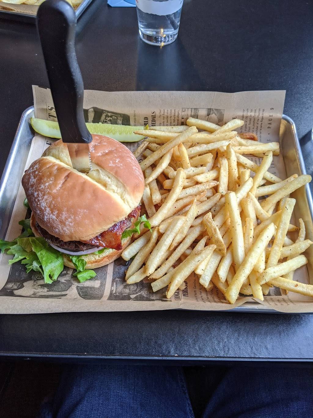 Rogue Pier 39 Public House | restaurant | 100 39th St, Astoria, OR 97103, USA | 5034680923 OR +1 503-468-0923