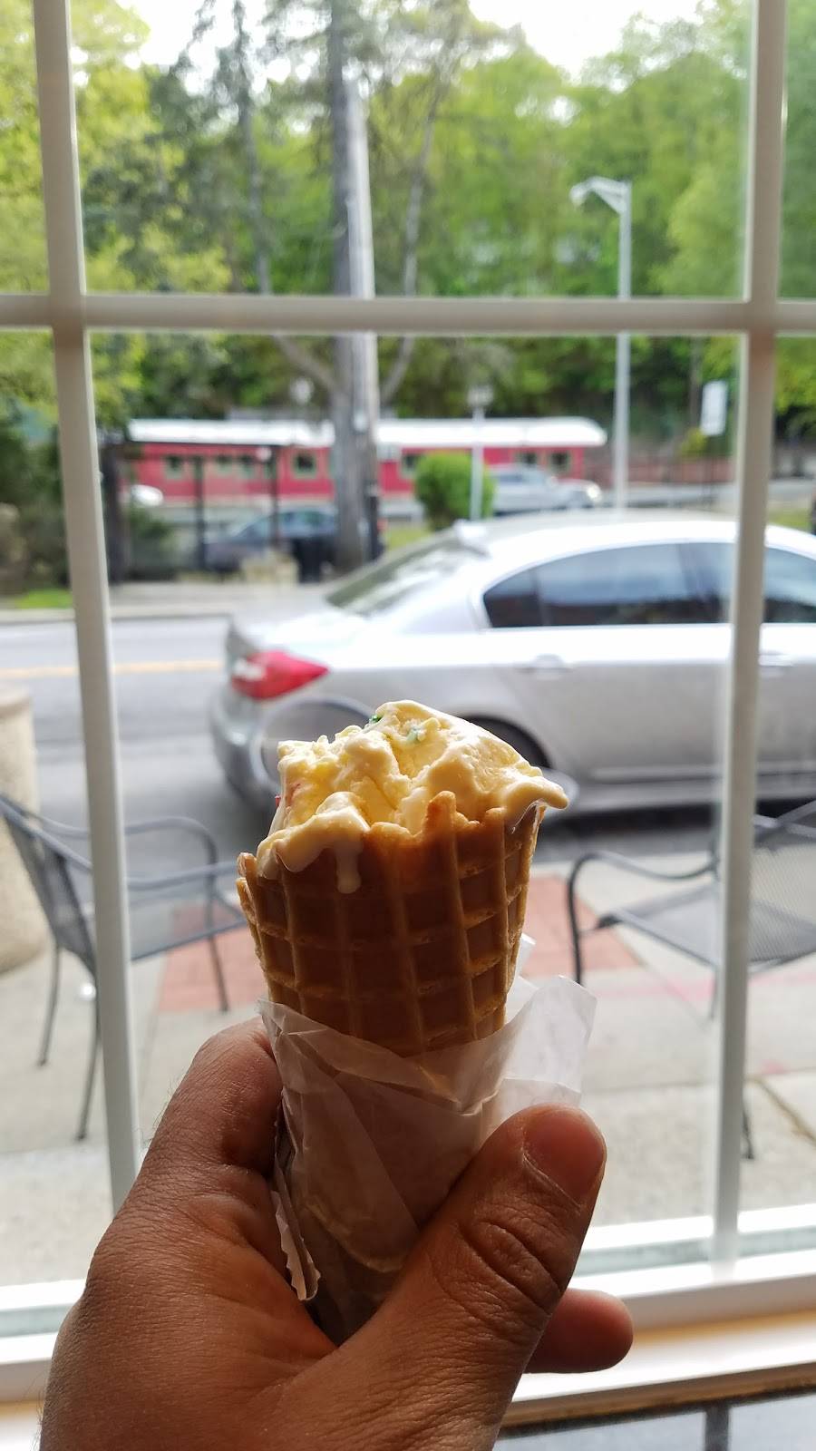 Village Creamery & Sweetshop | cafe | 32 Broadway, Valhalla, NY 10595, USA | 9144211300 OR +1 914-421-1300