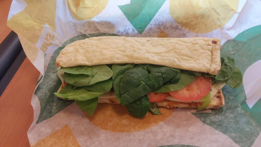 Subway | restaurant | 2689 Cochran St, Simi Valley, CA 93065, USA | 8055810406 OR +1 805-581-0406
