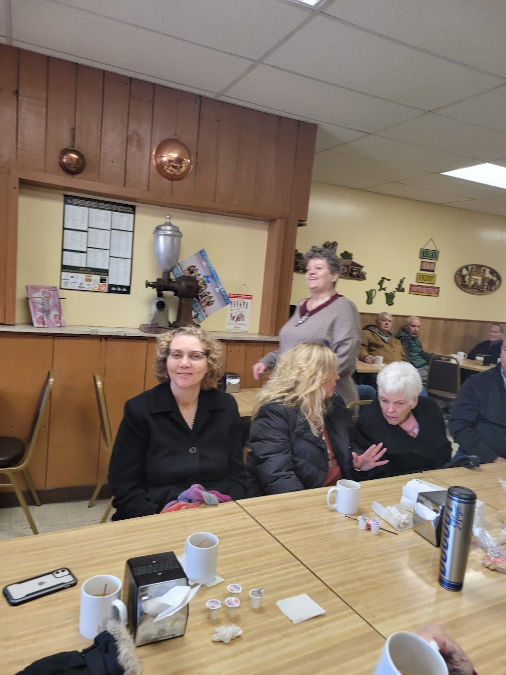 Geneseo Donut Shop | bakery | 215 N State St, Geneseo, IL 61254, USA | 3099444331 OR +1 309-944-4331