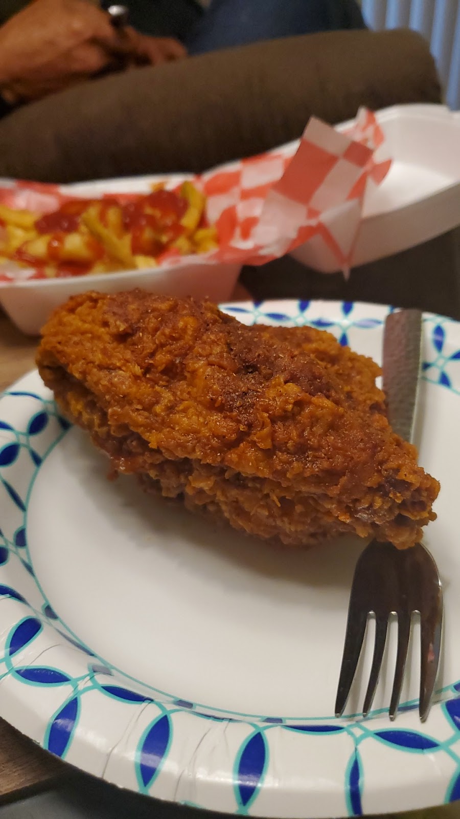 Hot Cluckers | restaurant | 1450 E Sunshine St, Springfield, MO 65804, USA | 4178825825 OR +1 417-882-5825