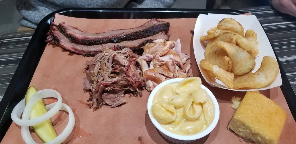 Smokin’ Looney “Q” | restaurant | 14035 Noblewood Plaza, Woodbridge, VA 22193, USA | 5712387868 OR +1 571-238-7868