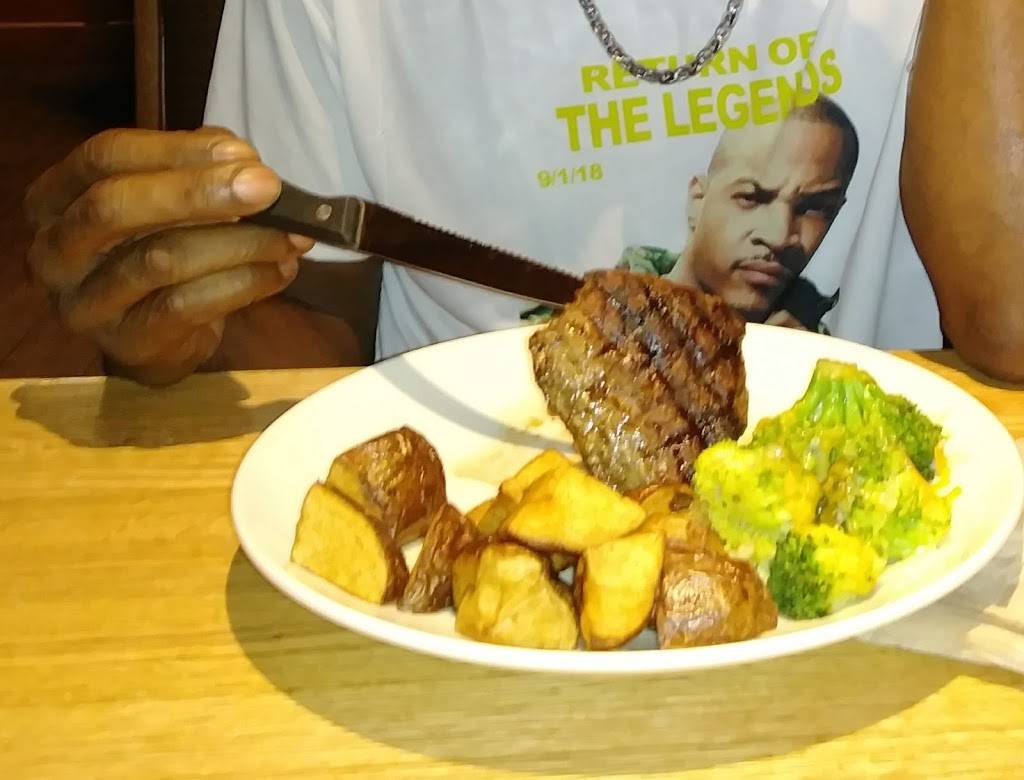 Applebees Grill + Bar | restaurant | 2111 W 8 Mile Rd, Detroit, MI 48203, USA | 3135865980 OR +1 313-586-5980