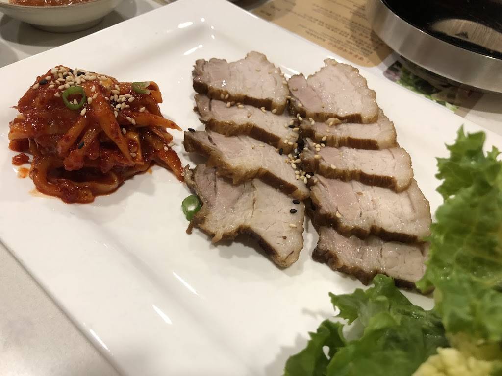 명동교자칼국수 MyeongdongGyoza Kalguksu | restaurant | 7117 Bathurst St #106, Thornhill, ON L4J 2J6, Canada | 9055973911 OR +1 905-597-3911