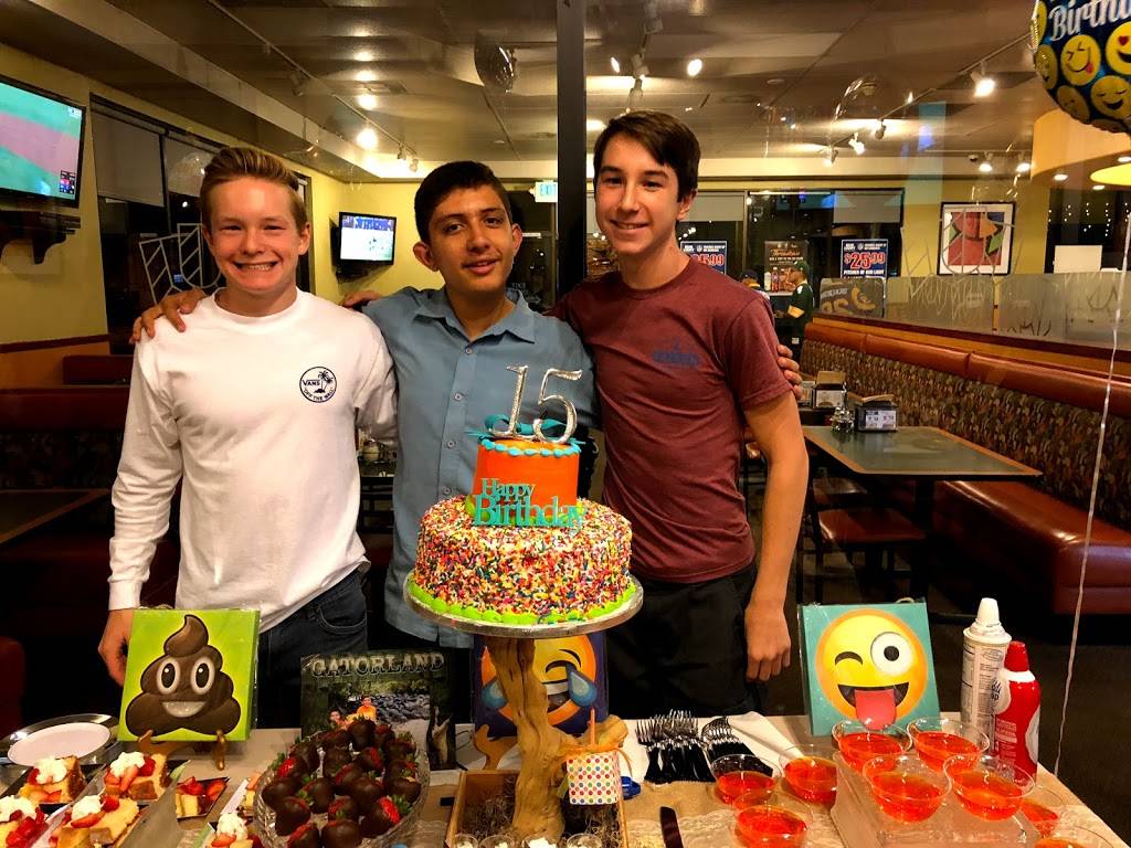 Round Table Pizza | meal delivery | 23254 Lyons Ave, Newhall, CA 91321, USA | 6612221199 OR +1 661-222-1199