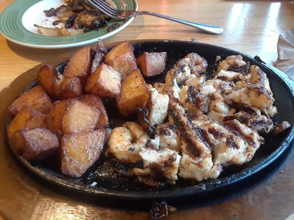 Applebees Grill + Bar | restaurant | 800 Cape Hwy, Raynham, MA 02767, USA | 5088231126 OR +1 508-823-1126