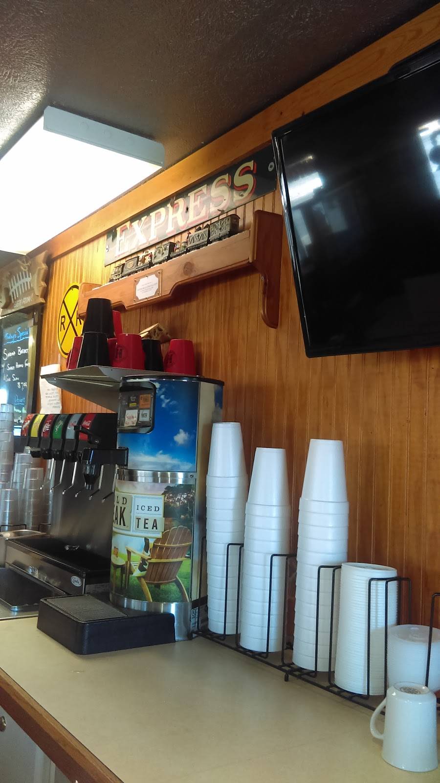 Breakfast & Burger Express | restaurant | 203 S Cedar St, Kalkaska, MI 49646, USA | 2312589778 OR +1 231-258-9778