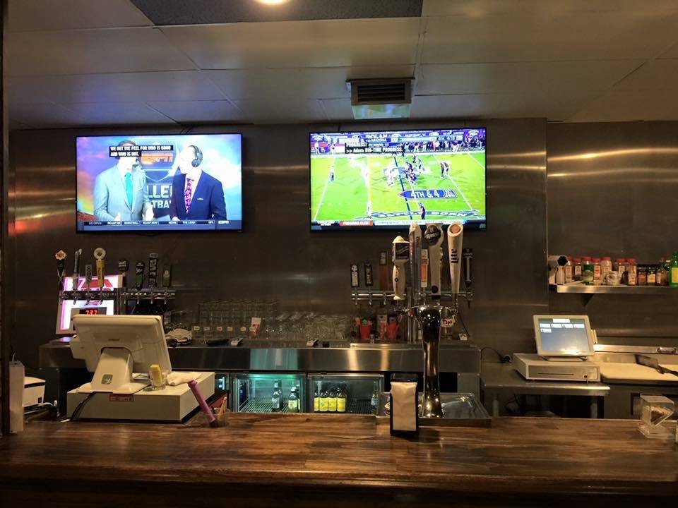 Schoonerville Sports Bar & Grill | restaurant | 8901 De Soto Ave, Canoga Park, CA 91304, USA | 8185271231 OR +1 818-527-1231