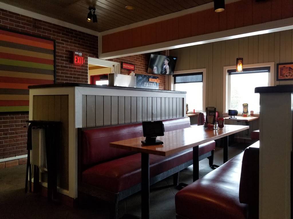 Chilis Grill & Bar | meal takeaway | 8071 Challis Rd, Brighton, MI 48116, USA | 8102298338 OR +1 810-229-8338