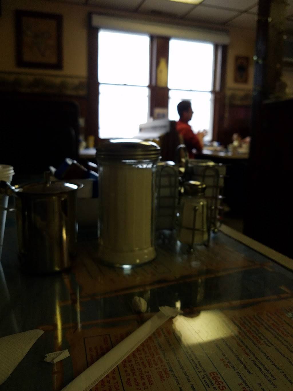 Cubby Hole | restaurant | 10713 N Main St, Richmond, IL 60071, USA | 8156784624 OR +1 815-678-4624