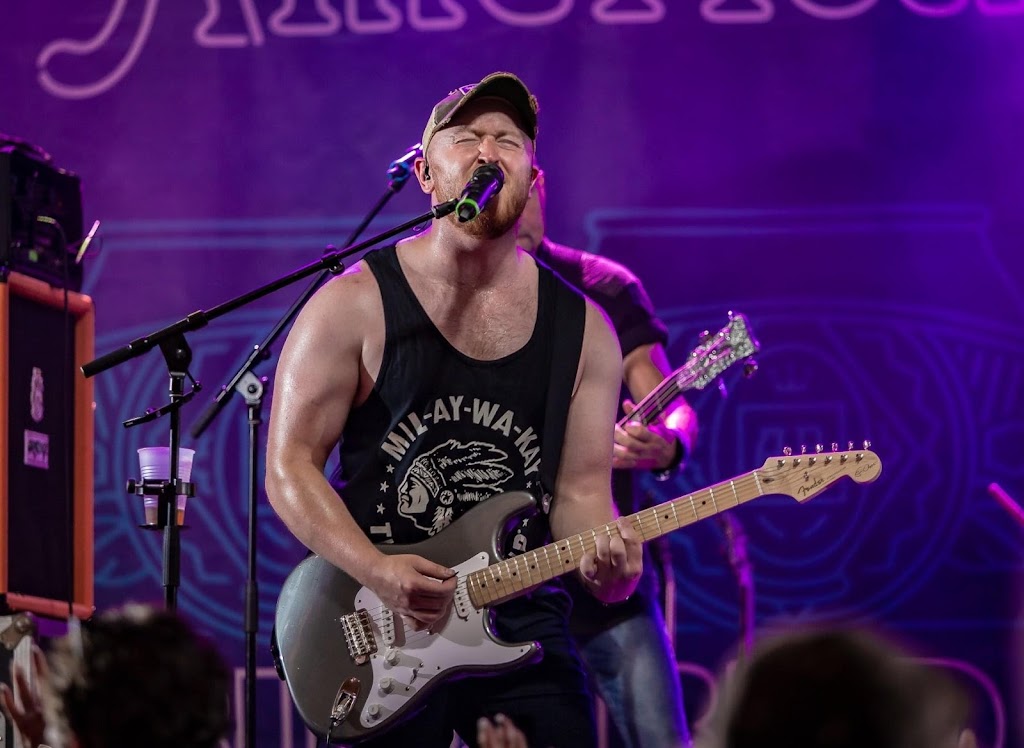 Bud Pavilion | restaurant | 640 S 84th St, West Allis, WI 53214, USA | 4142667000 OR +1 414-266-7000