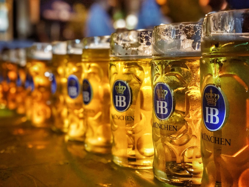 War Memorial Beer Garden | restaurant | 750 N Lincoln Memorial Dr, Milwaukee, WI 53202, USA | 4145347289 OR +1 414-534-7289