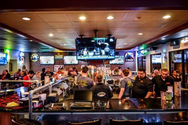 Pluckers Wing Bar | restaurant | 1400 Shepherd Dr, Houston, TX 77007, USA | 7138649464 OR +1 713-864-9464