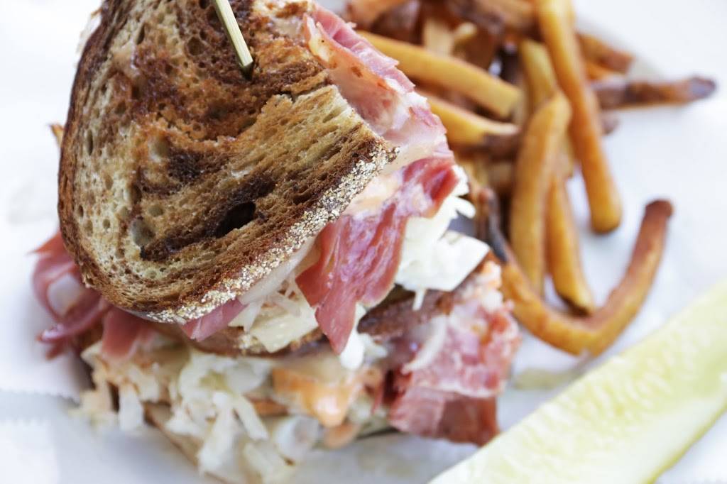 Hooked Up Ale House & Raw Bar | restaurant | 38069 Town Center Dr #20, Millville, DE 19967, USA | 3025394111 OR +1 302-539-4111