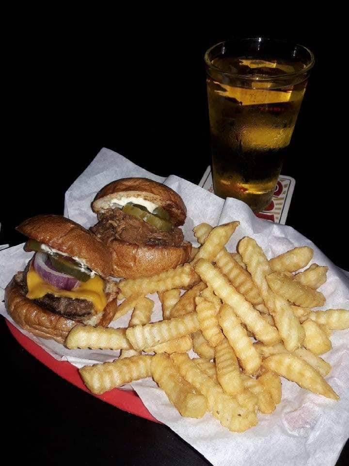 Gils Inside Mr Ds | restaurant | 122 E Park St, Stockton, CA 95202, USA | 2096037990 OR +1 209-603-7990