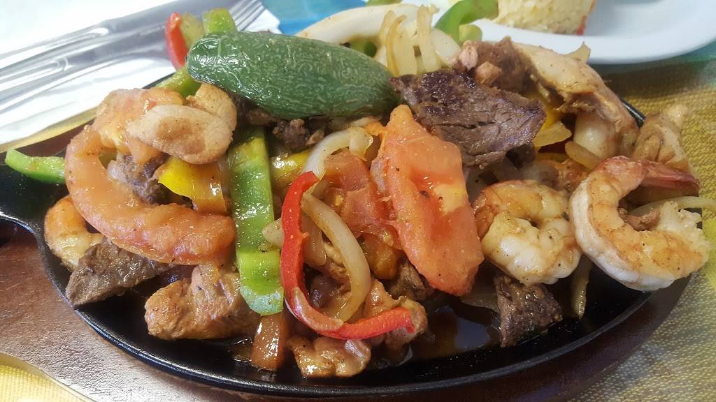 Menchitas | restaurant | 2116 South La Brea Ave, Los Angeles, CA 90016, USA | 3239343114 OR +1 323-934-3114