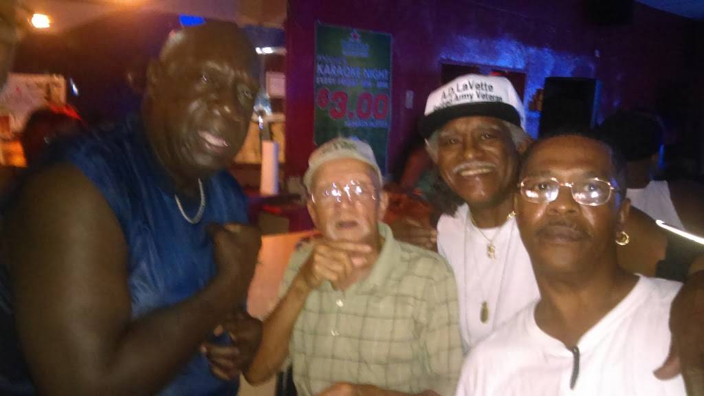 Poochies Deli | restaurant | 11921 Miles Ave, Cleveland, OH 44105, USA | 2164290075 OR +1 216-429-0075