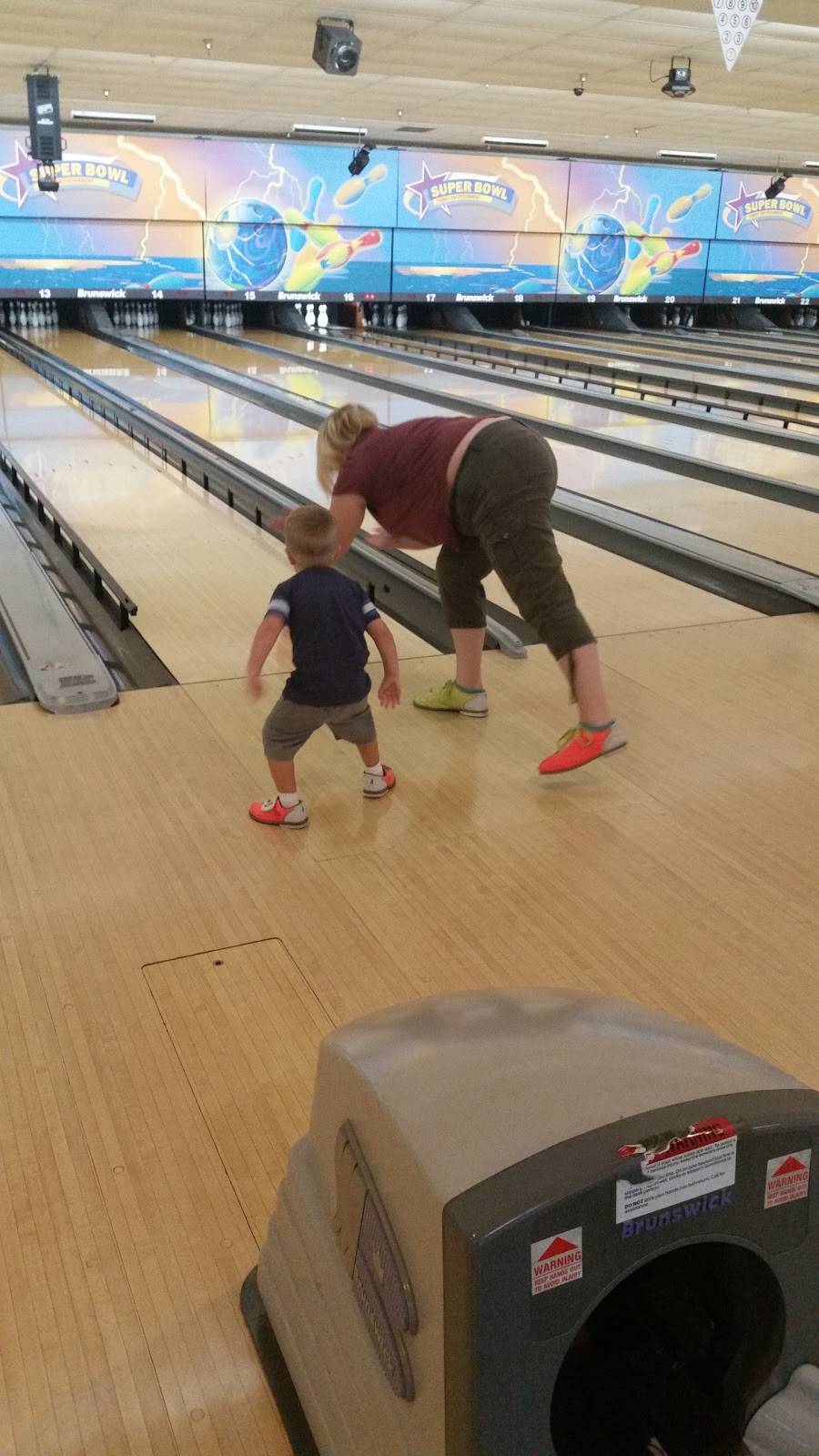 Illinois Valley Super Bowl | restaurant | 4242 Mahoney Dr, Peru, IL 61354, USA | 8152235085 OR +1 815-223-5085