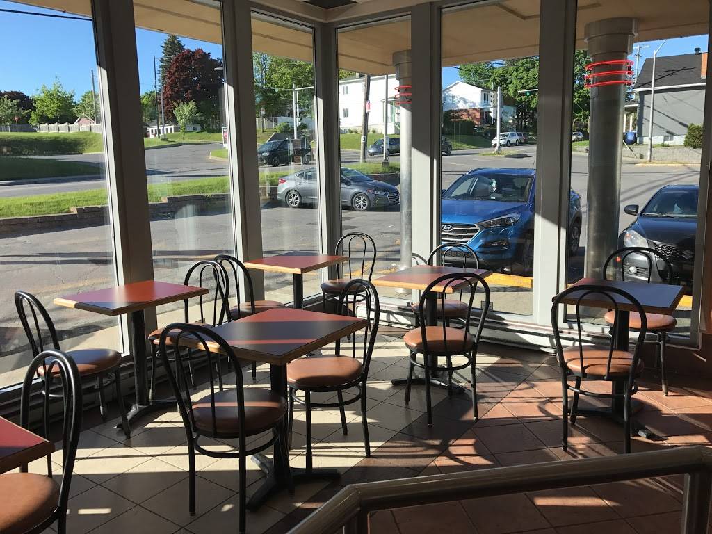 Chez Ashton | restaurant | 520 Boulevard Louis-XIV, Québec, QC G1H 4N8, Canada | 4186287352 OR +1 418-628-7352