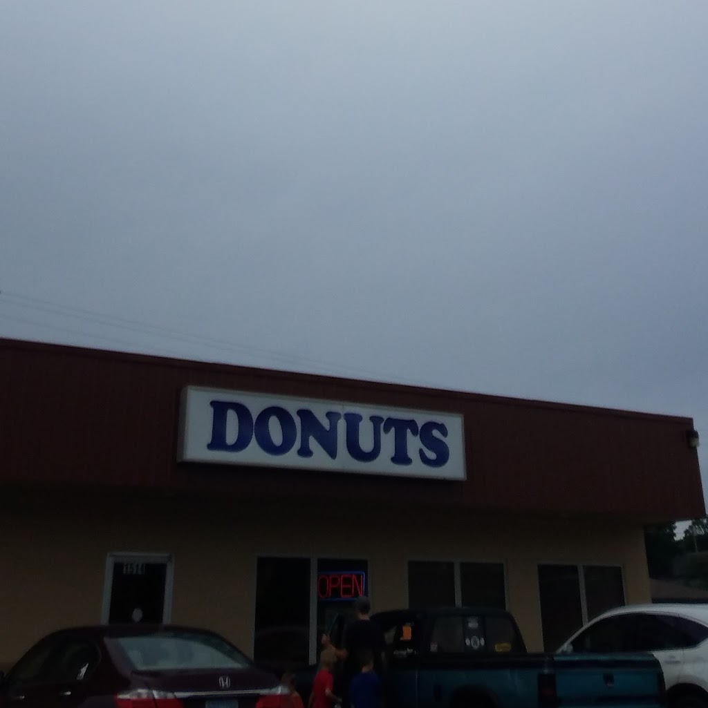 Daylight Donuts | bakery | 1514 S National Ave, Fort Scott, KS 66701, USA | 6202235242 OR +1 620-223-5242